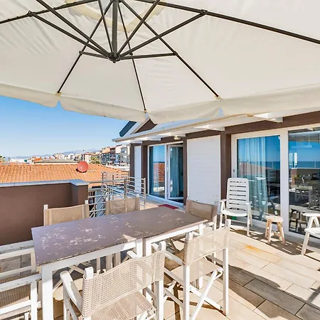 Golden Luxe - In The Luxury Apartment